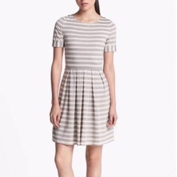 Modcloth Dresses & Skirts - Ivy & Blu Roll Sleeve Knit Dress